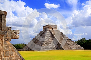 Serpiente a pirámide maya 