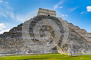 ChichÃÂ©n ItzÃÂ¡ Pyramid photo