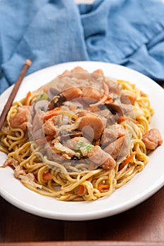 chicken chow mien meal