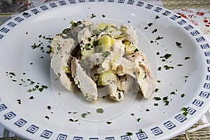 Chicken cooked under vacuum at low temperature with leeks and capers