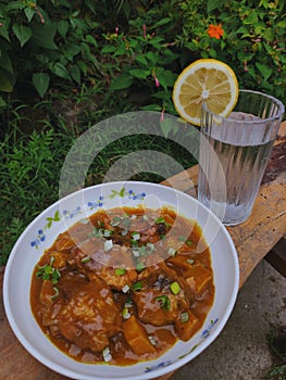Chicken Curry with a refreshing soda drink featuring lemon
