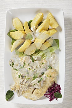 Chicken escalope with white wine sauce and patatoes