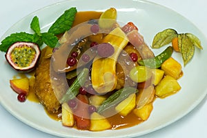 Chicken with fruits