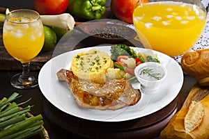 Chicken leg roast with mashed potatoes with vegetables