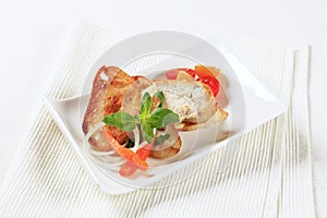 Chicken meat and crispy bread