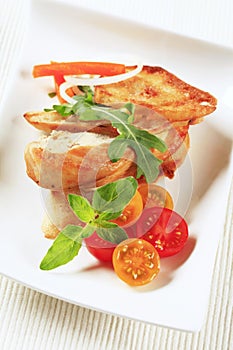 Chicken meat and crispy bread