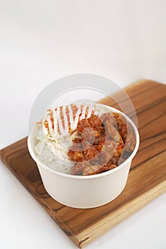 chicken rice bowl with barbecue sauce combined with rice and salad is very suitable to serve.