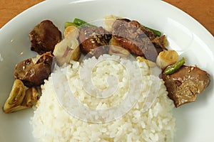 Chicken's liver stir fried onions and sesame with steamed rice