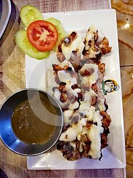 Chicken shangrilla tikka with white cheese sauce chatni tomatoes and cucumber in platter