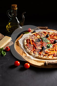 Chicken tomato pepper pizza with olives and basil