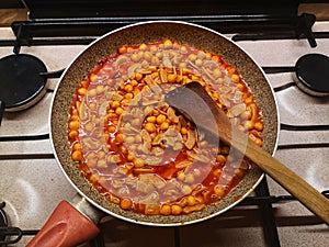 Chickpeas and pasta with flour of saragolla