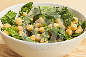 Chickpeas and spinach salad