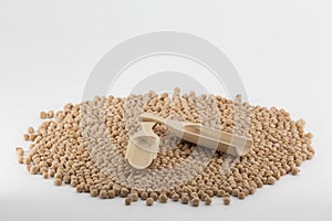 Chickpeas and wooden shovels, circle with food, basic diet