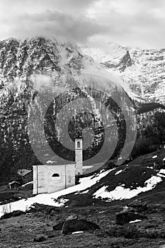 Chiesa di rivotti in bianco e nero