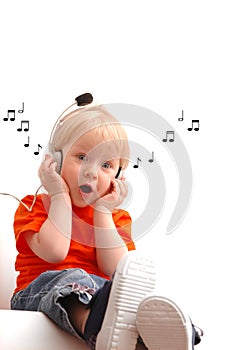 Child of 2 years listening music