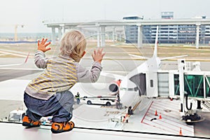   aeropuerto viajar un nino familia día festivo puerta chico Un avion avión Un avion pasajero abordar el avión partida verano esperar 