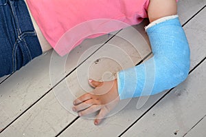 Child with arm cast