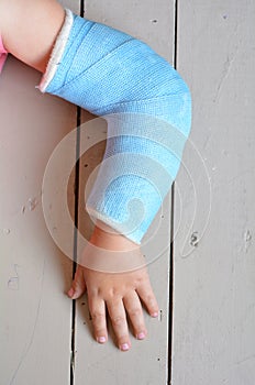 Child with arm cast