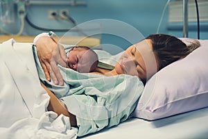 Nascita maternità Ospedale. madre un neonato. giovane madre ha abbracciato suo neonato un bambino dopo consegna. una donna Dare nascita 