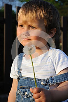 Child with blow-ball