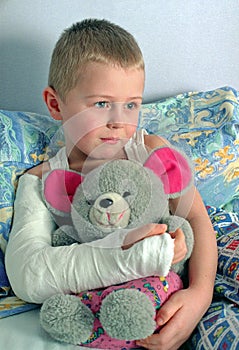 Child with broken arm in plaster