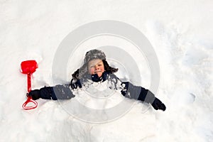 The child buried himself with a children`s shovel around the neck in the snow