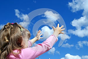 The child catches a cloud two hands