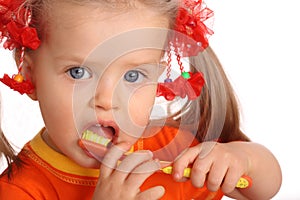 Child clean brush one's teeth.