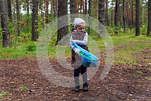 Child clear the forest of garbage. Instilling respect for nature