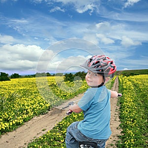 Andare in bici sul primavera prato 