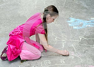 The child draws chalk