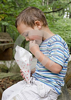 Child eating popcorn outdoor