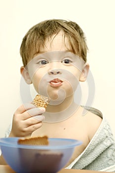 The child eats cookies photo