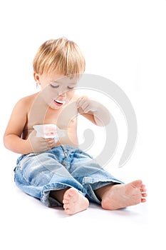Child eats yoghurt