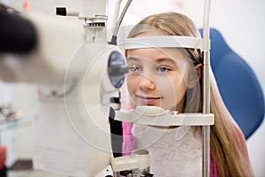 Child at eye specialist controls vision