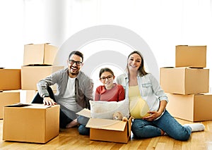 child family box home house moving happy apartment pregnant mother father daughter relocation new property parent