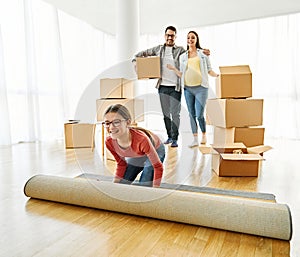 child family box home house moving happy apartment pregnant mother father daughter relocation new property parent