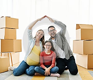 child family box home house moving happy apartment pregnant mother father daughter relocation new property parent