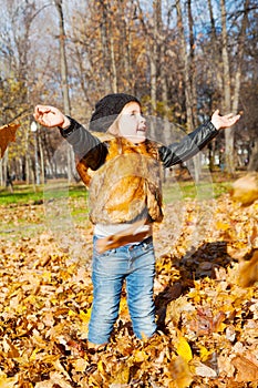 Child the girl to stand in autumn park