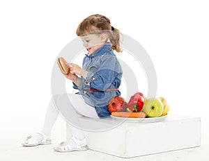 Child with hamburger and fruits.