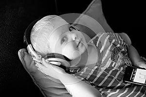 Child hears music with headphones