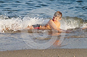 Child hit by a sea wave