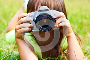 The child holds the photocamera