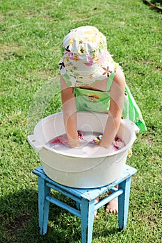 The child imitates adult household chores - and learns to wash hands