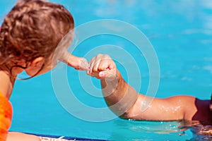 El estudio sobre el nadar. en nadar piscina 