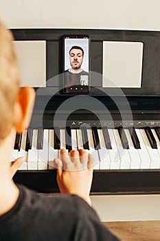 CHILD LEARNS TO PLAY THE PIANO ONLINE