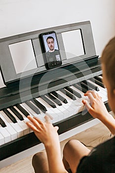 CHILD LEARNS TO PLAY THE PIANO ONLINE