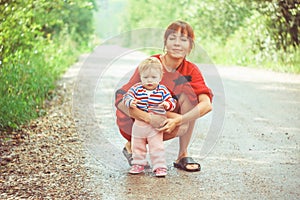 The child learns to walk on the grass