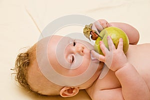 Child licks the apple