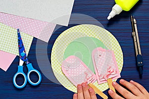 Child makes summer card with ice cream. Step 8